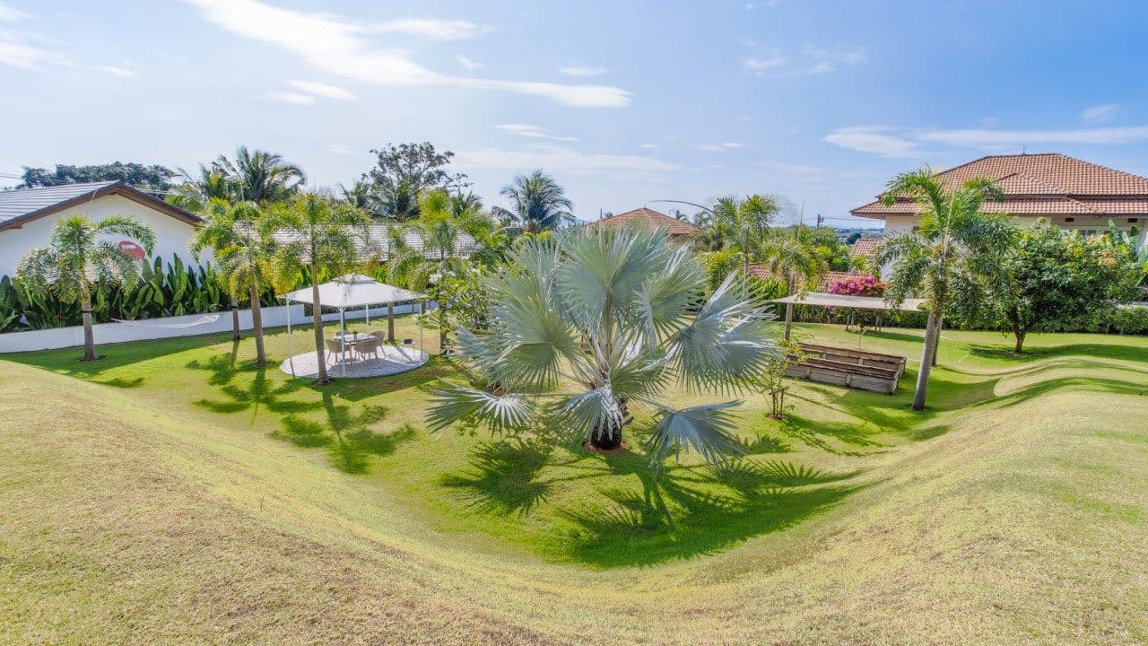 Exquisite Pool Villa with Large Garden in Rawai - 5 beds/4 baths — photo 4