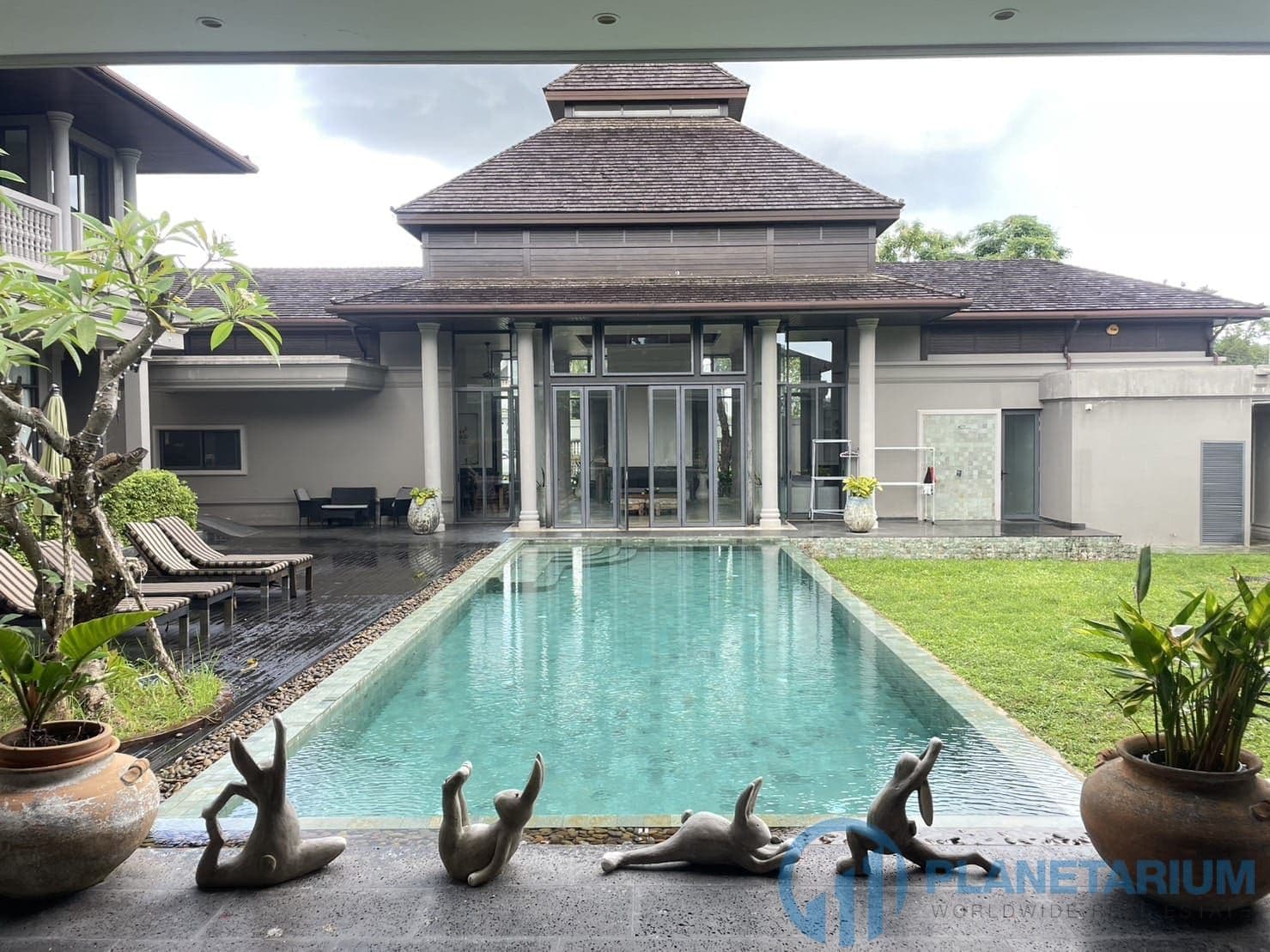 5 Bedrooms luxury villa for rent — photo 1