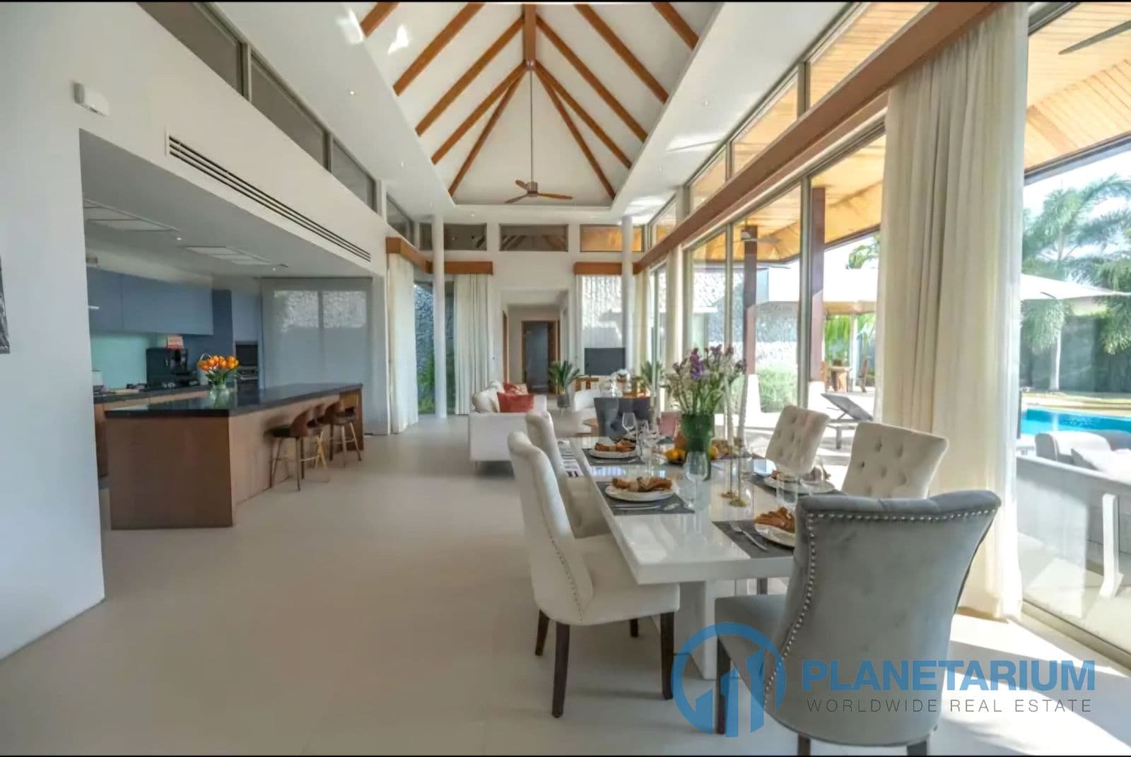 4 Bedrooms Botanica for rent — photo 4