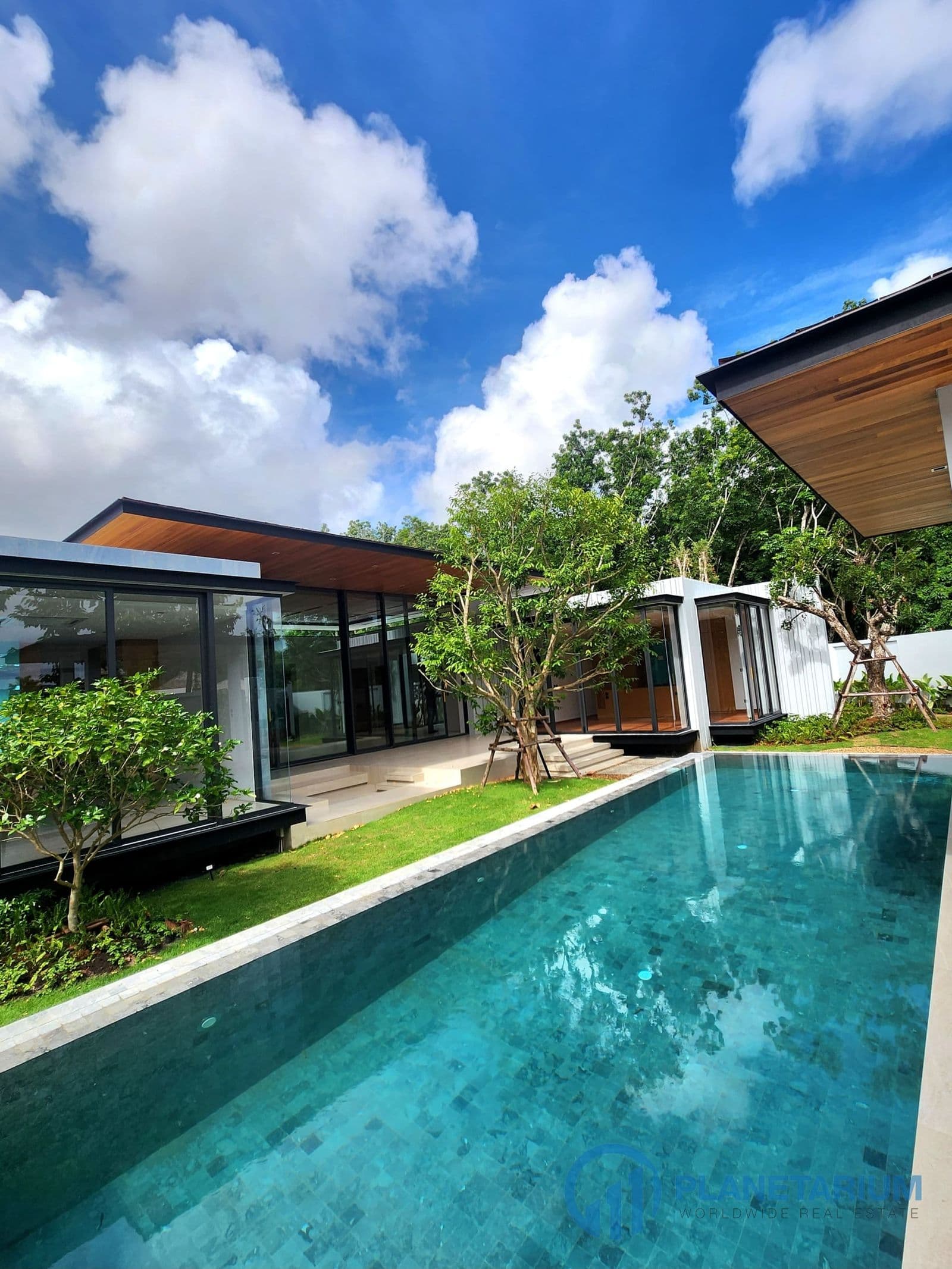 4 Bedrooms Botanica Foresta resale — photo 1