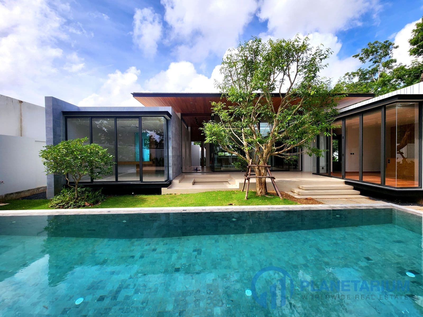 4 Bedrooms Botanica Foresta resale — photo 2