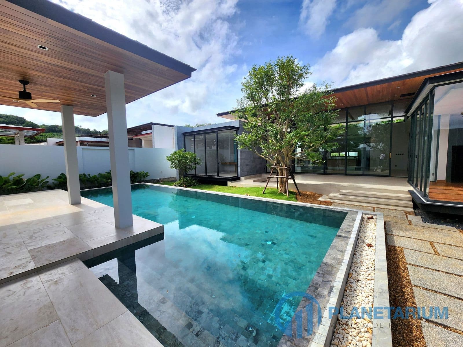 4 Bedrooms Botanica Foresta resale — photo 3