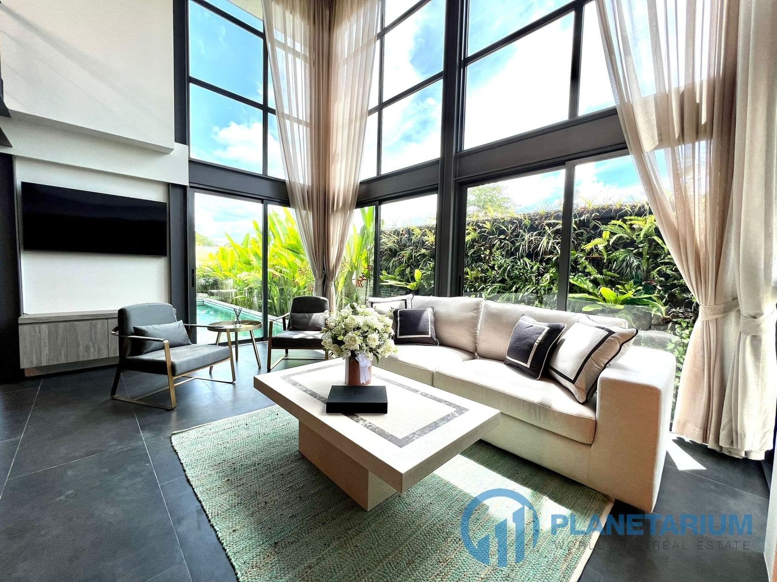 2 Bedrooms Laguna Resale — photo 4
