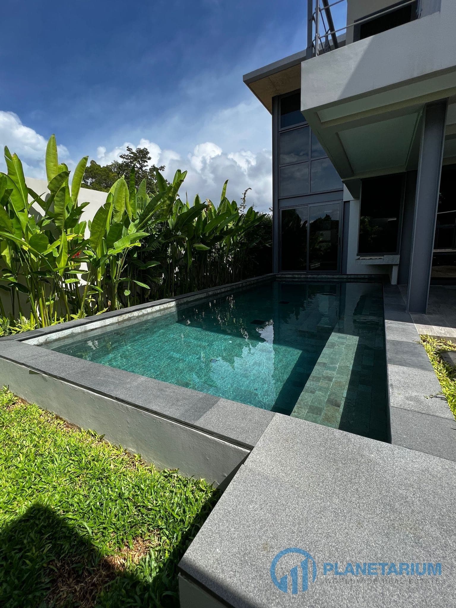 2 Bedrooms Laguna Resale — photo 2