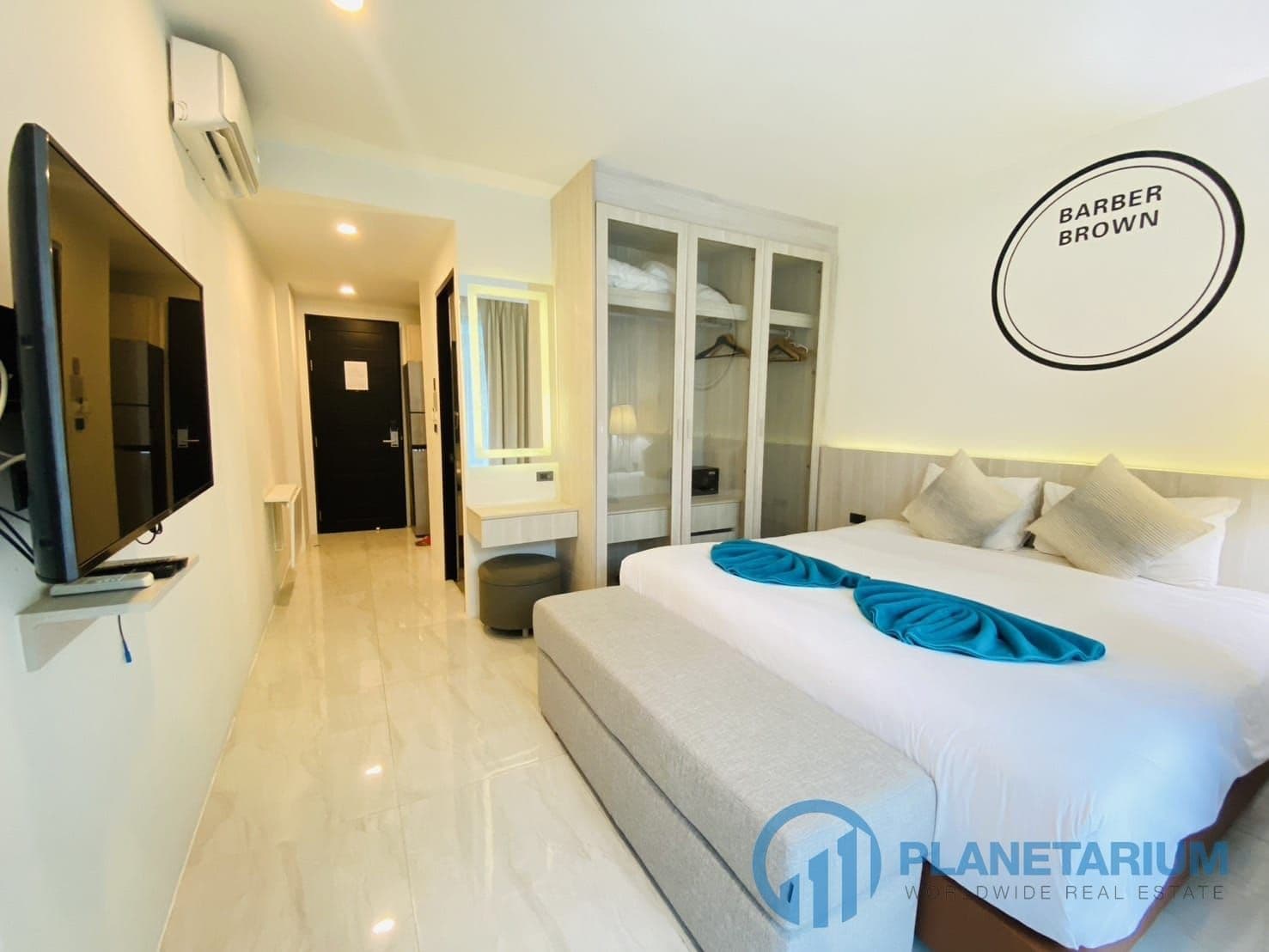 Contemporary condo with partial sea view — photo 5