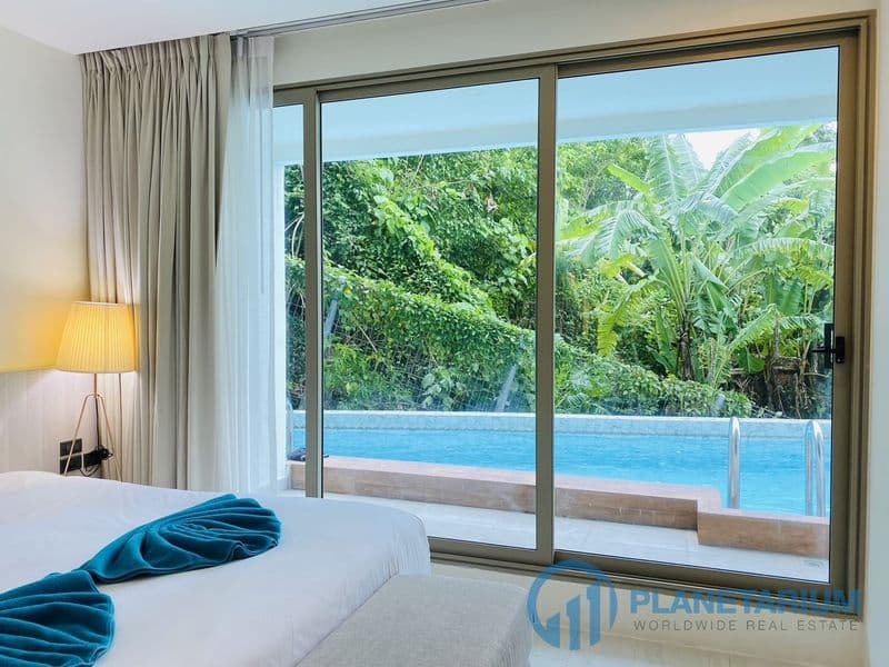 Contemporary condo with partial sea view — photo 1