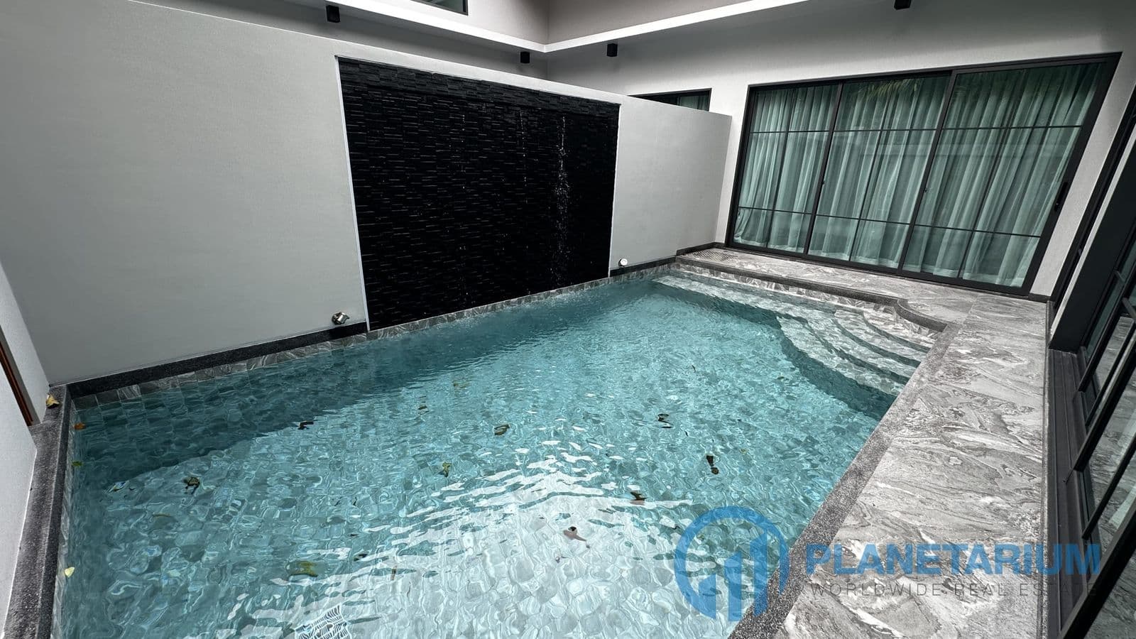 2 Bedrooms Crystal Villa Resale — photo 1