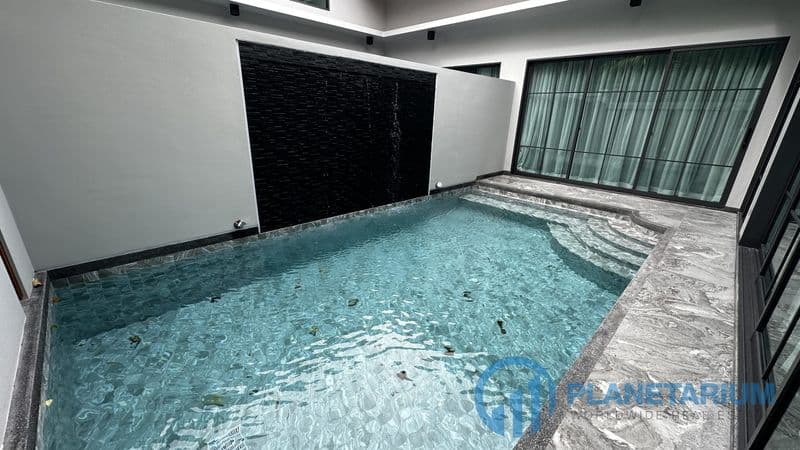 2 Bedrooms Crystal Villa Resale — photo 1