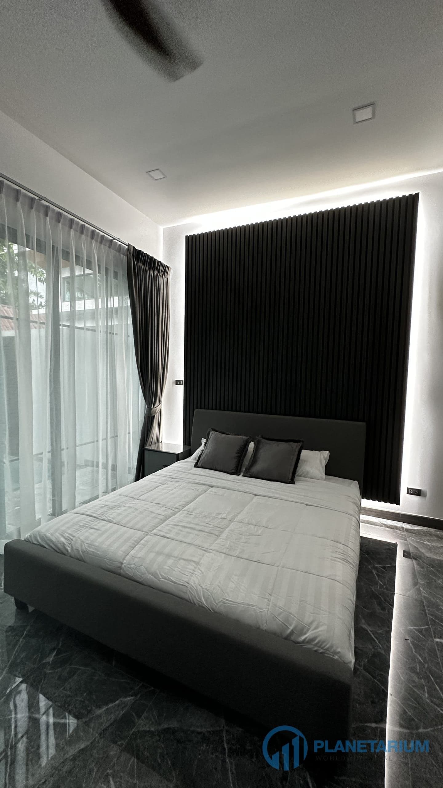 2 Bedrooms Crystal Villa Resale — photo 3