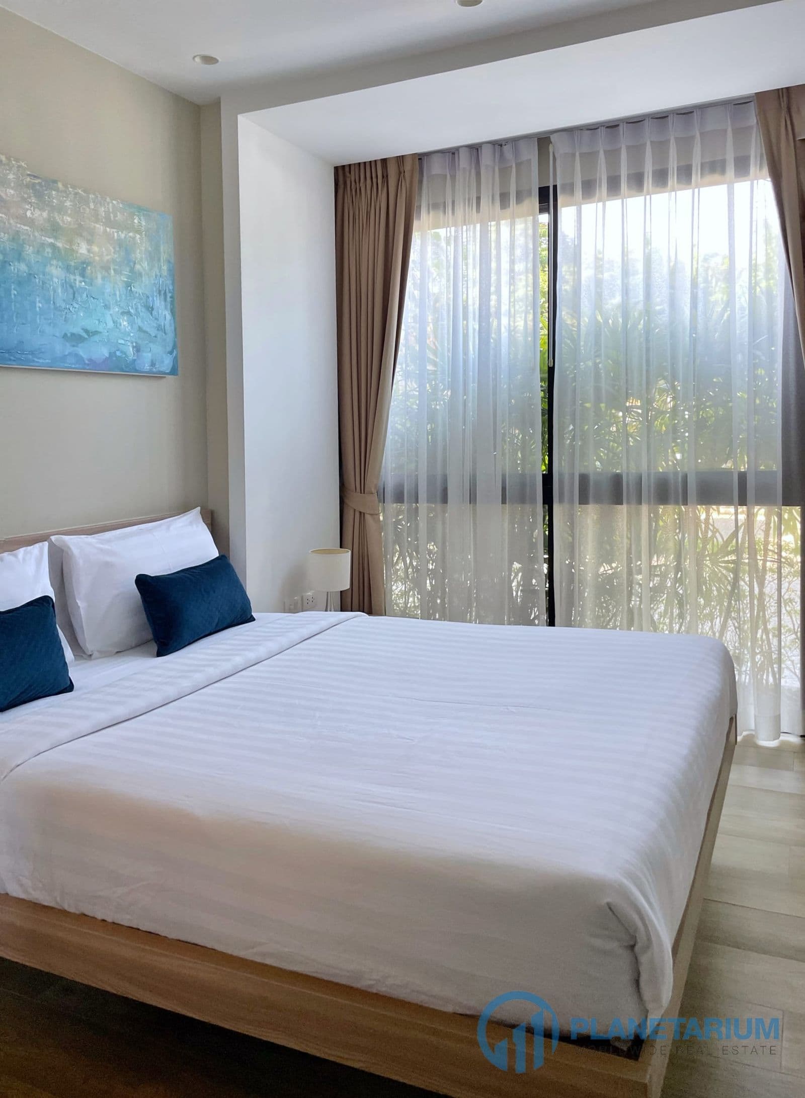 2 bedroom Diamond condo rent — photo 1