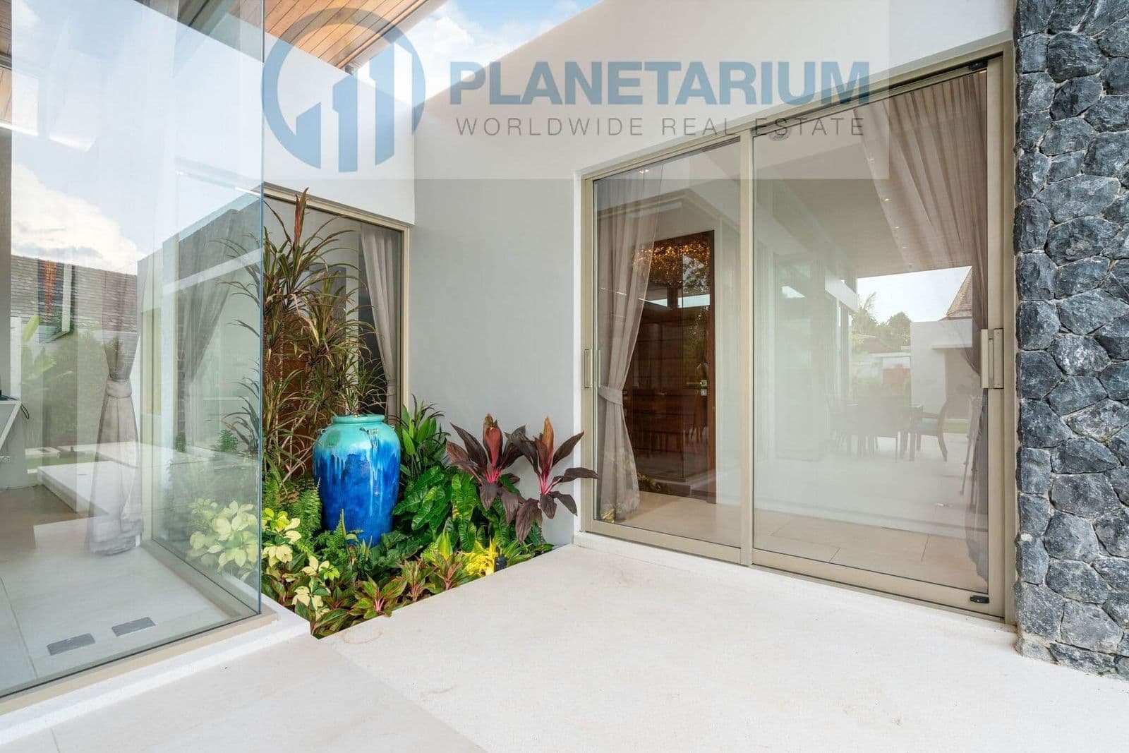 Modern luxury villa on the lake — photo 3
