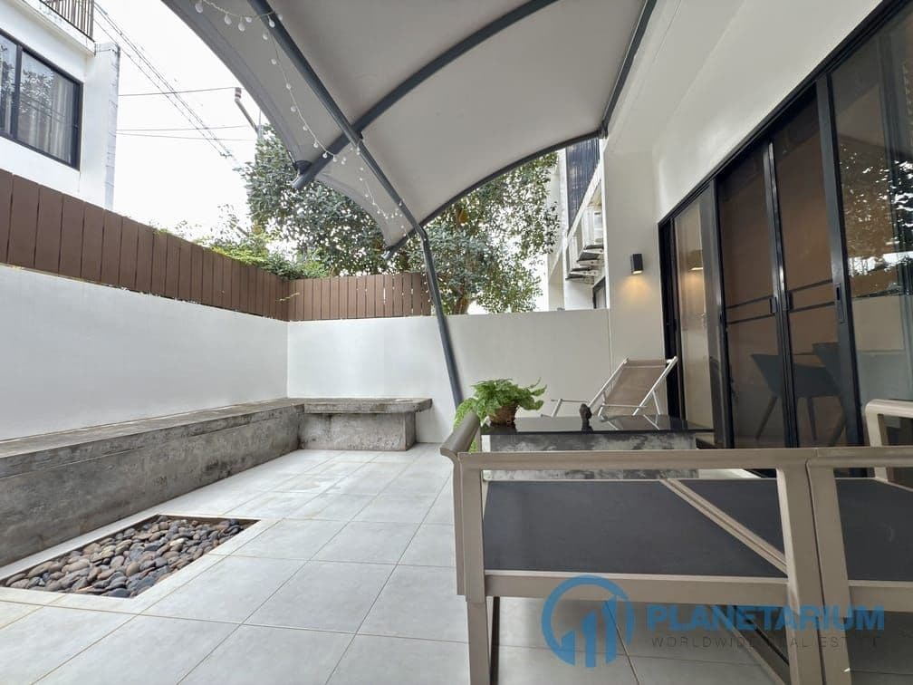 3 Bed Laguna Park Townhome Resale — photo 2