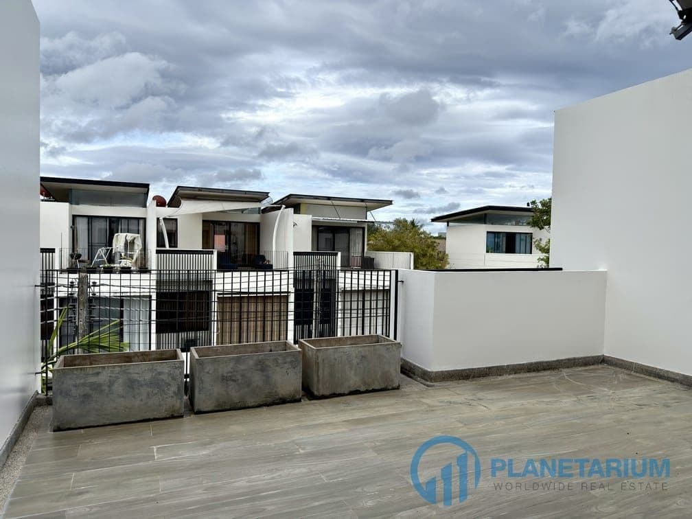 3 Bed Laguna Park Townhome Resale — photo 1