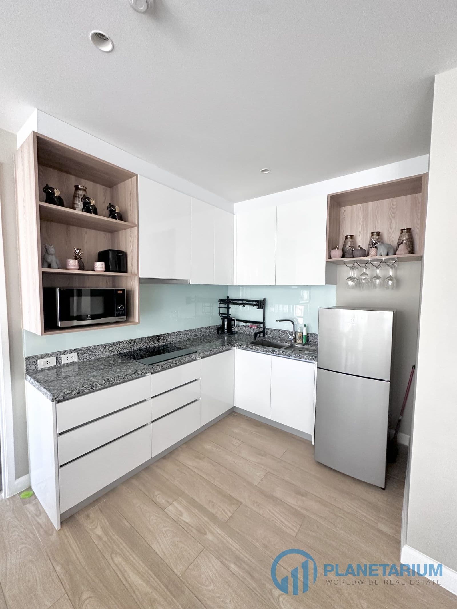 2 Bed Diamond Condo Resale — photo 4