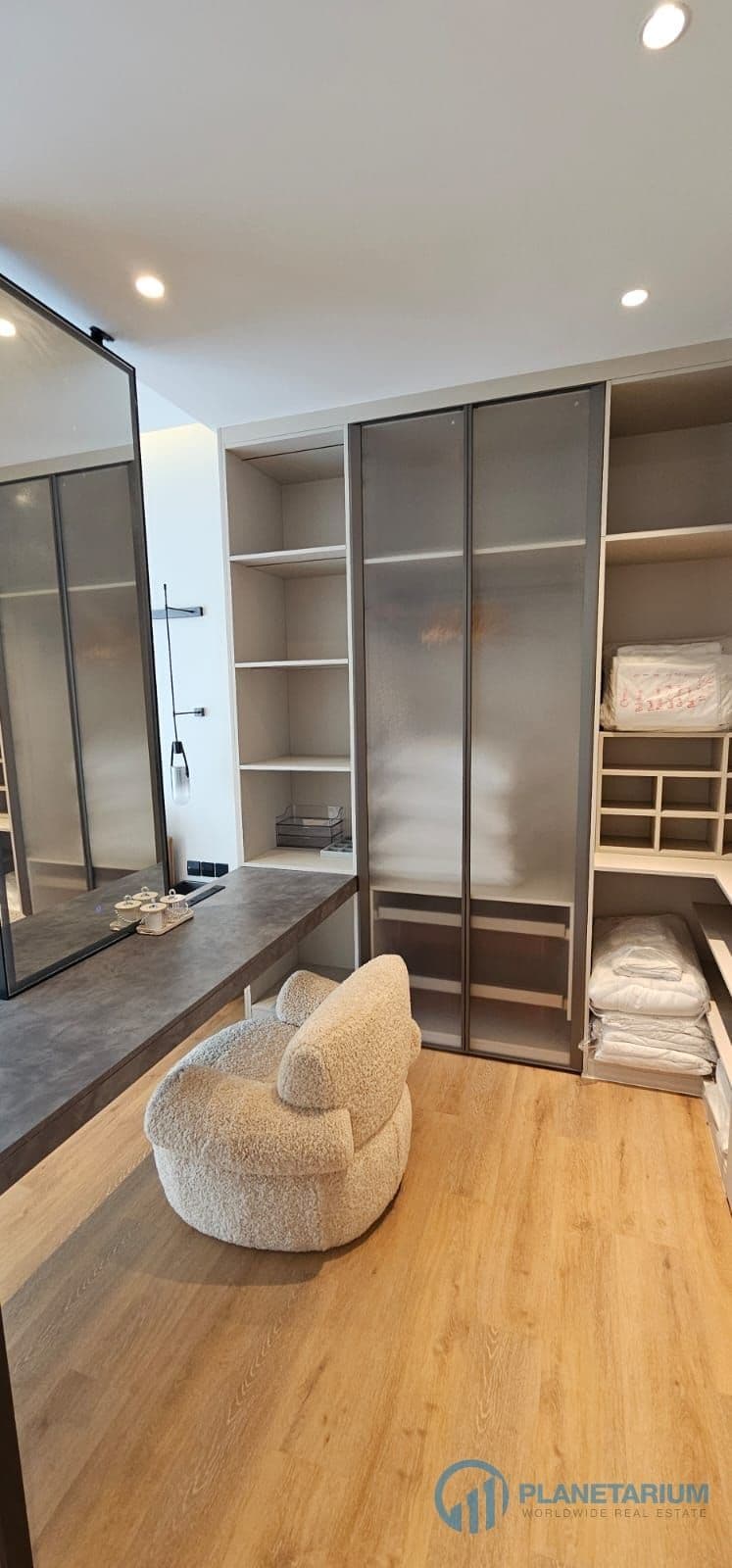 4 Bedrooms Clover Residence Resale — photo 4