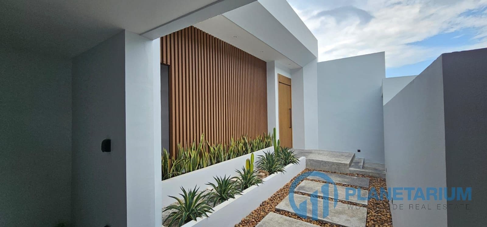 4 Bedrooms Clover Residence Resale — photo 2