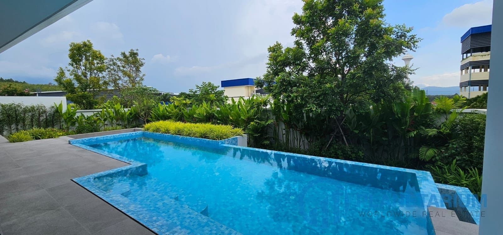 4 Bedrooms Clover Residence Resale — photo 1