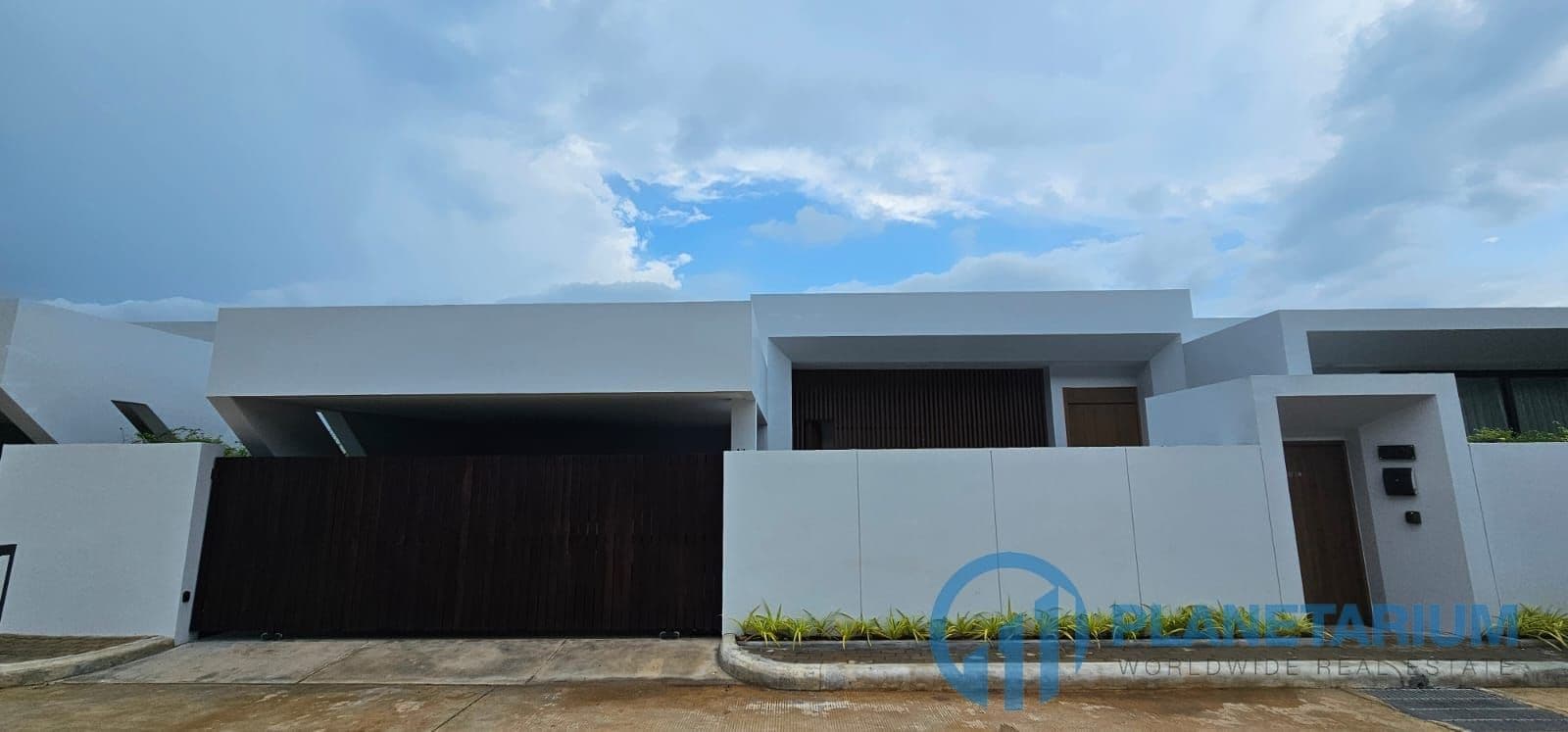 4 Bedrooms Clover Residence Resale — photo 3