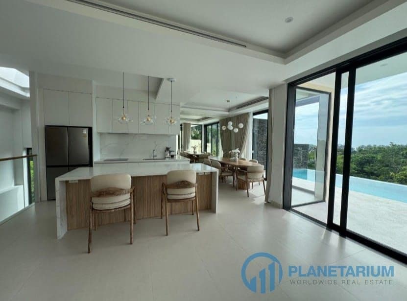 4 Bedrooms Mandarin Villa resale — photo 5