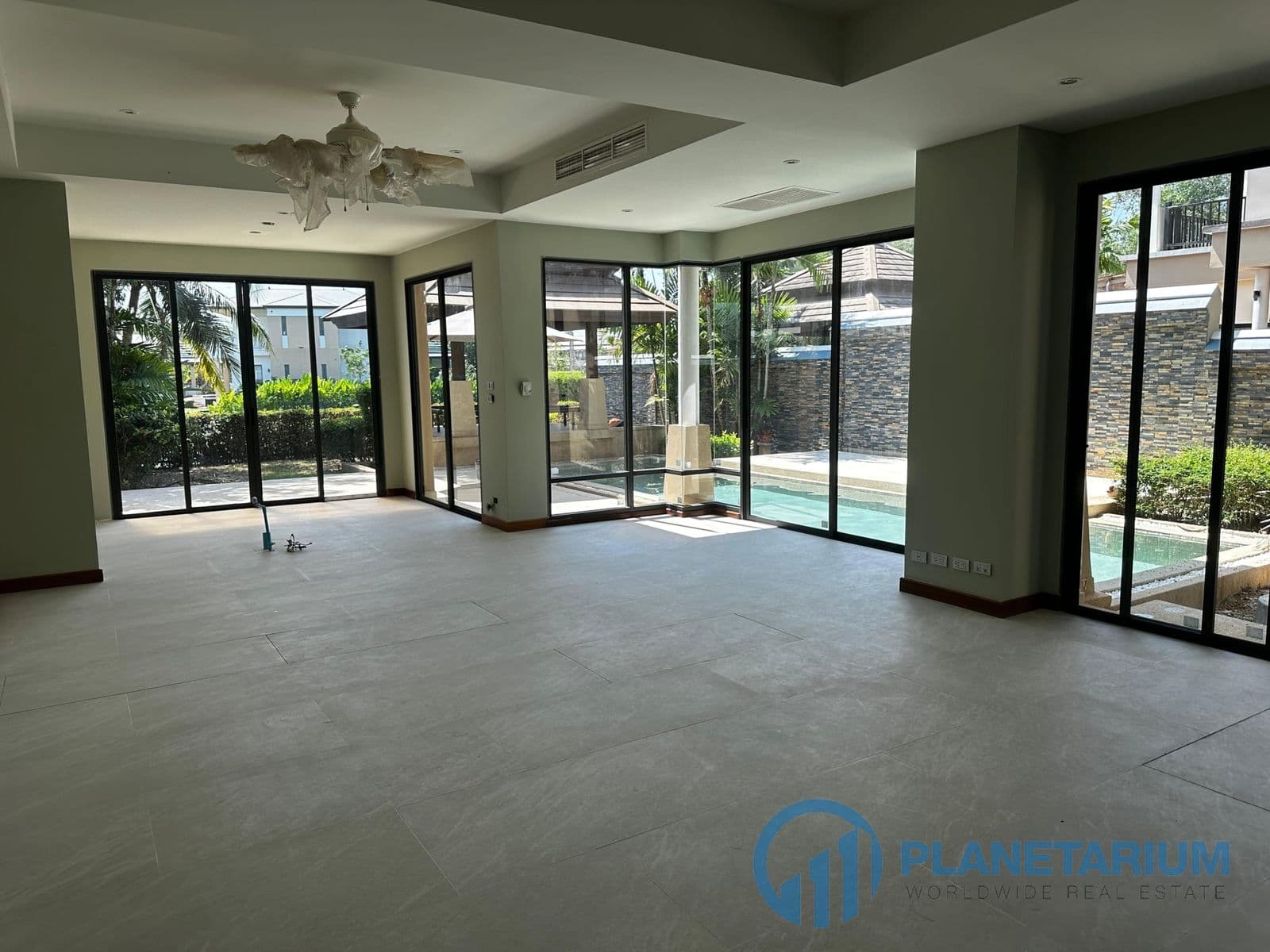5 Bedrooms Laguna Village Resale — photo 3