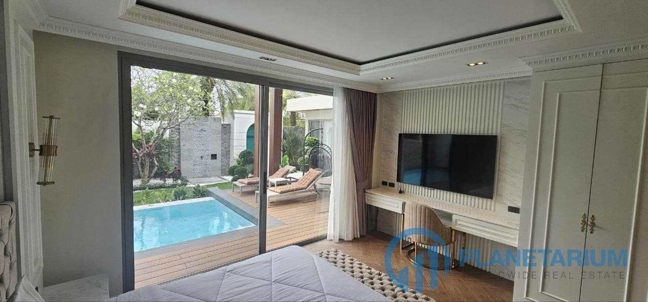4 Beds Villa Pasak Resale — photo 3