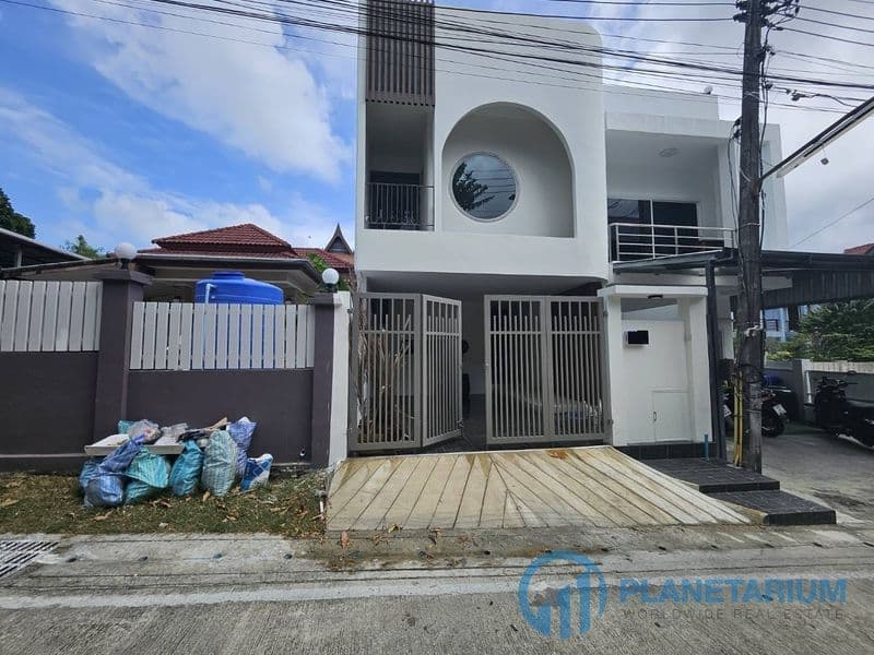 2 storey house at sai yuan resale — photo 1