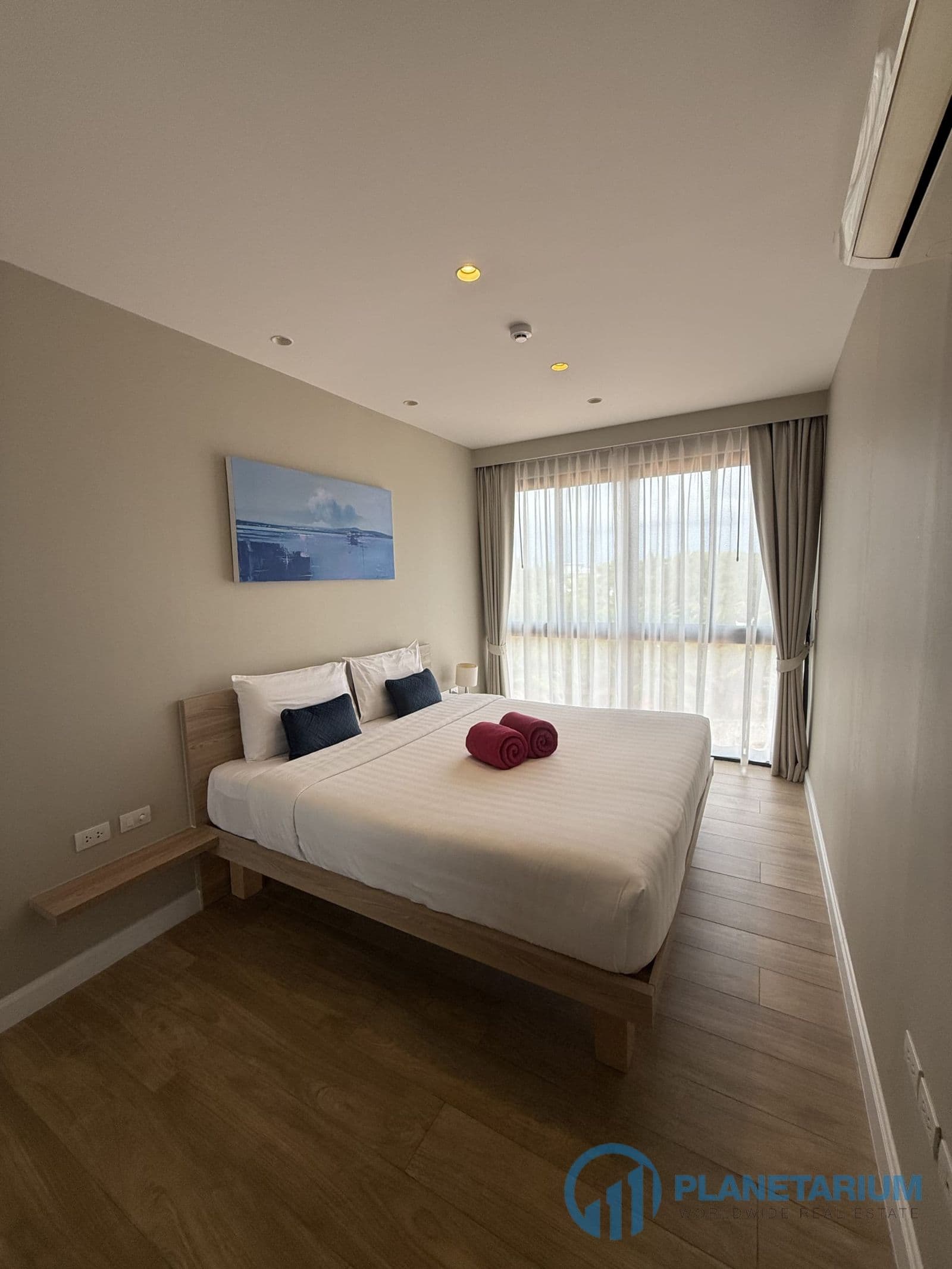 2 Bedrooms Diamond Condo Resale — photo 2