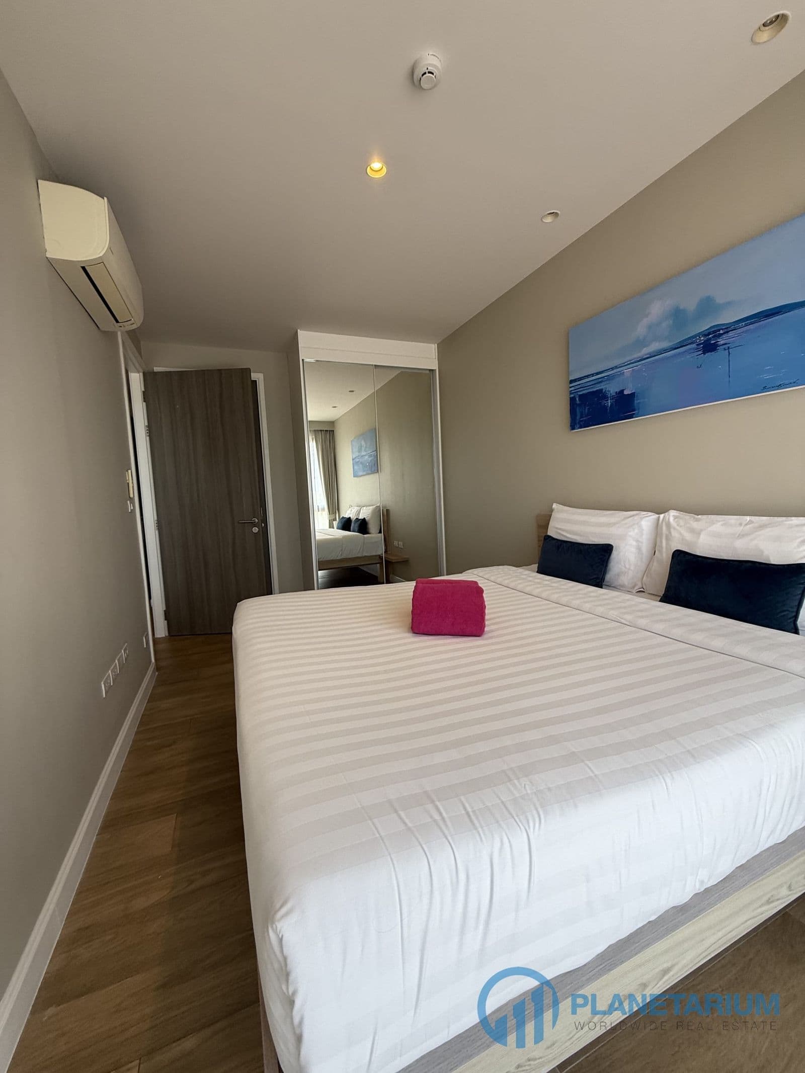 2 Bedrooms Diamond Condo Resale — photo 3