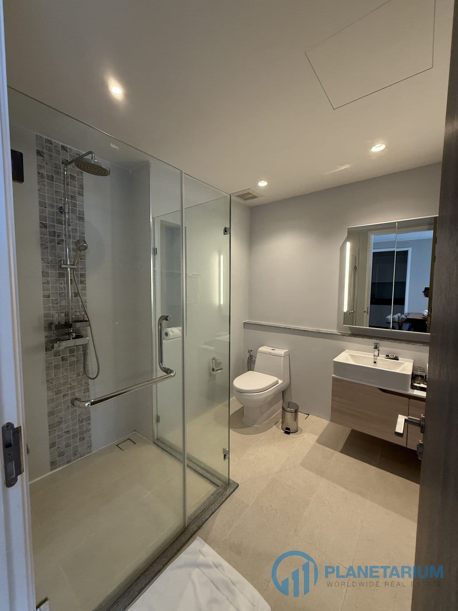2 Bedrooms Diamond Condo Resale — photo 4