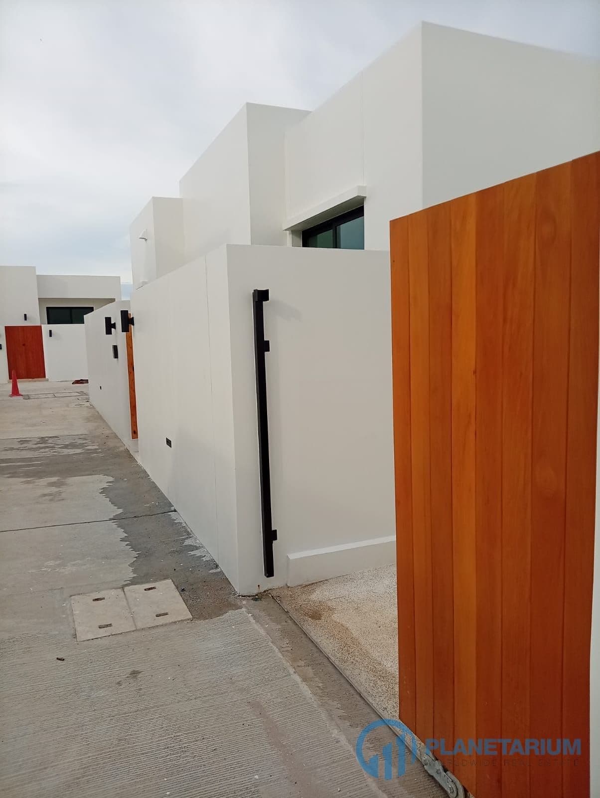3 Bedrooms Sunrise Palms resale — photo 2