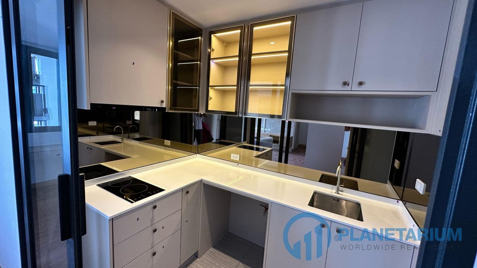 2 Bedrooms Bellevue Lagoon Resale — photo 4