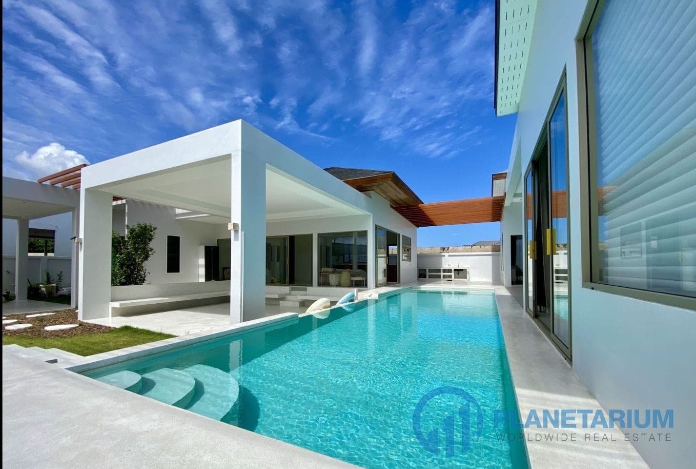 4 Bedrooms luxury villa Bangtao resale — photo 1