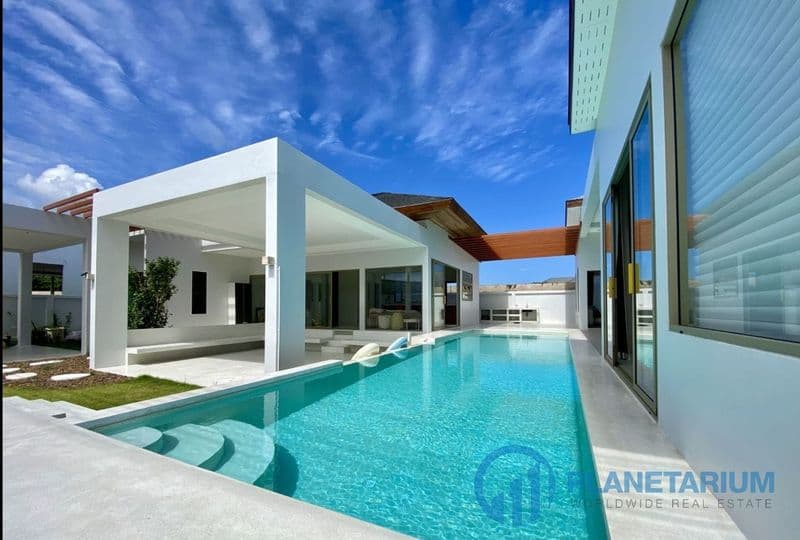 4 Bedrooms luxury villa Bangtao resale — photo 1