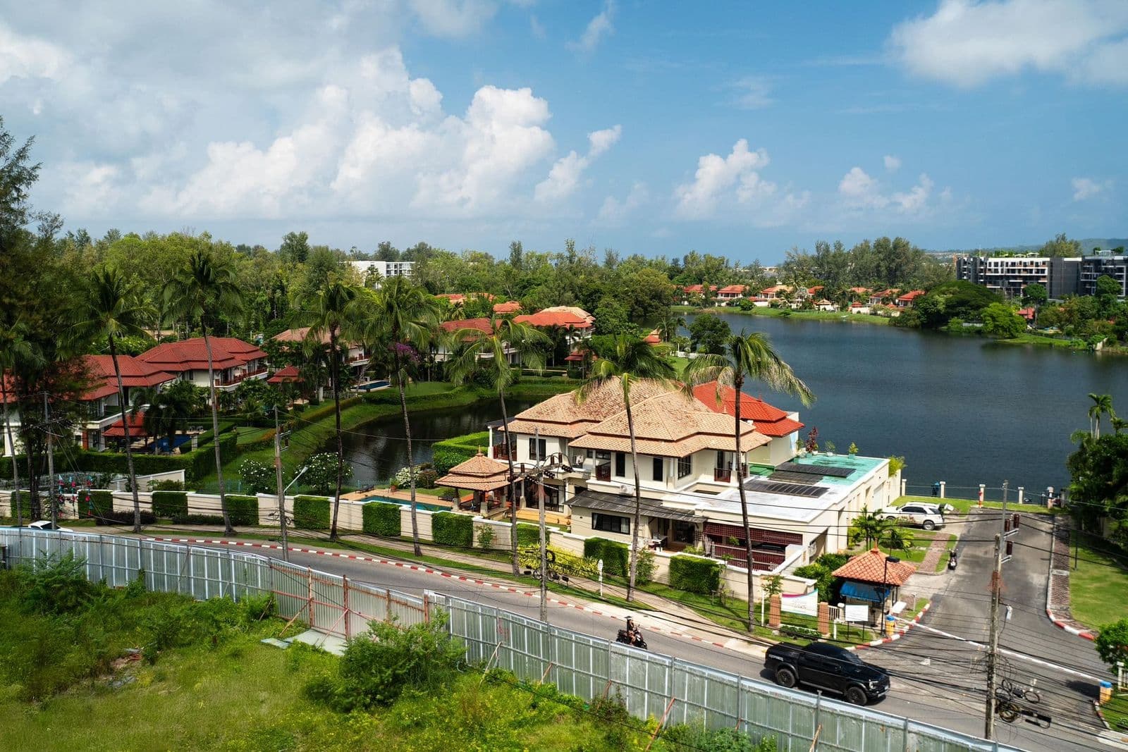 2 Bedrooms Corner Laguna Lake Side Resale — photo 2