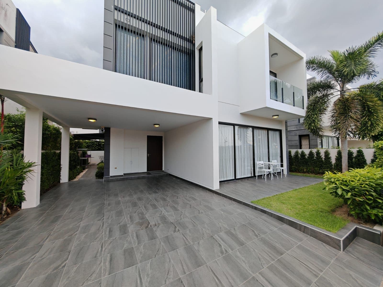 5 Bedroom Laguna Park Resale — photo 1