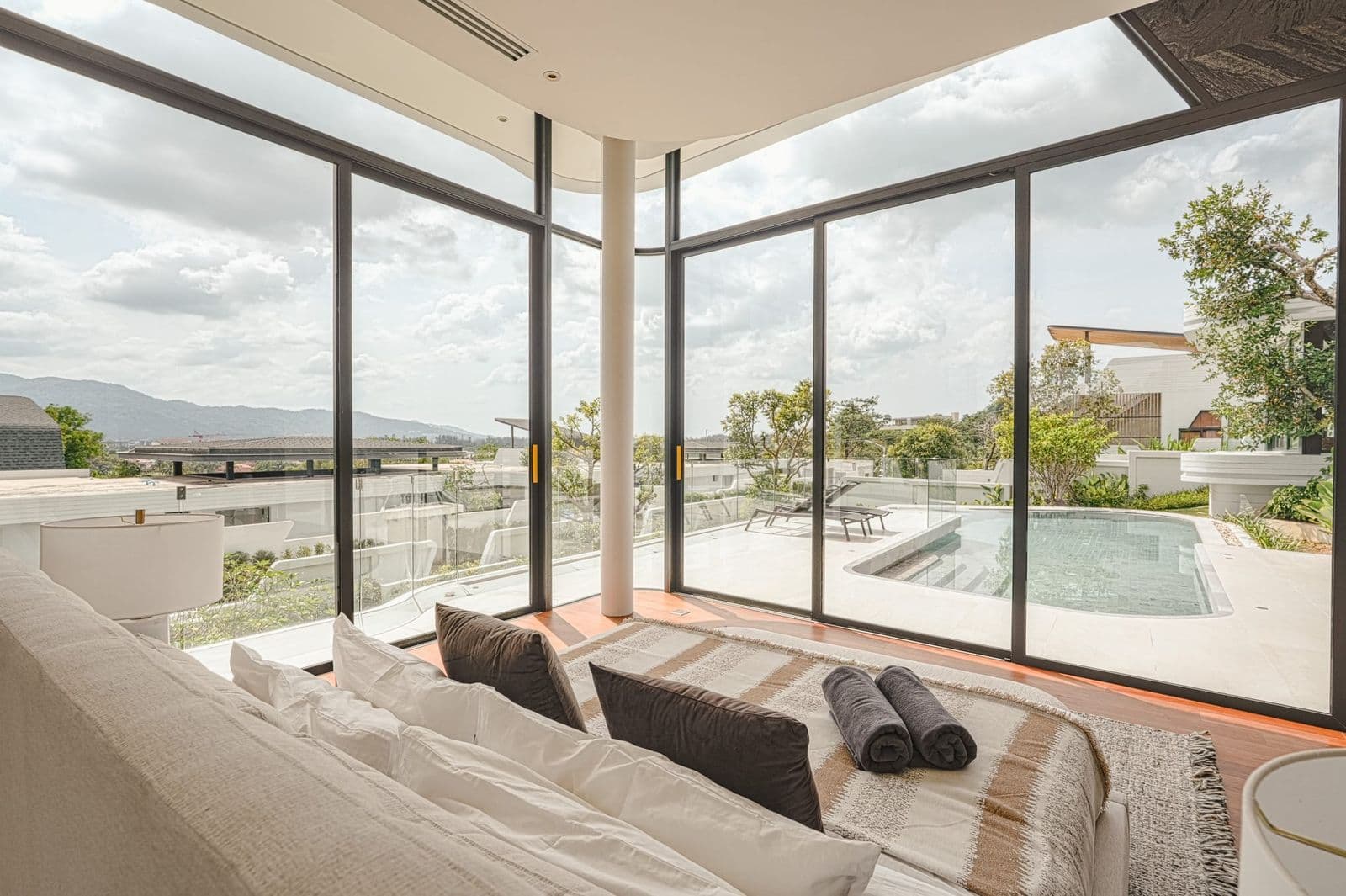 4 bedrooms luxury hilltop retreats in Layan — photo 4