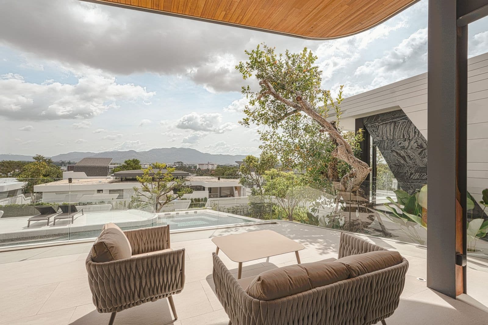 4 bedrooms luxury hilltop retreats in Layan — photo 2