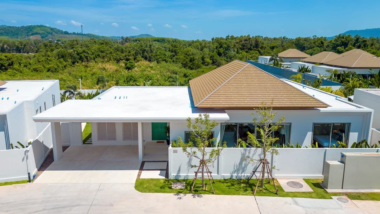 4 Bedroom Trichada Resale — photo 1