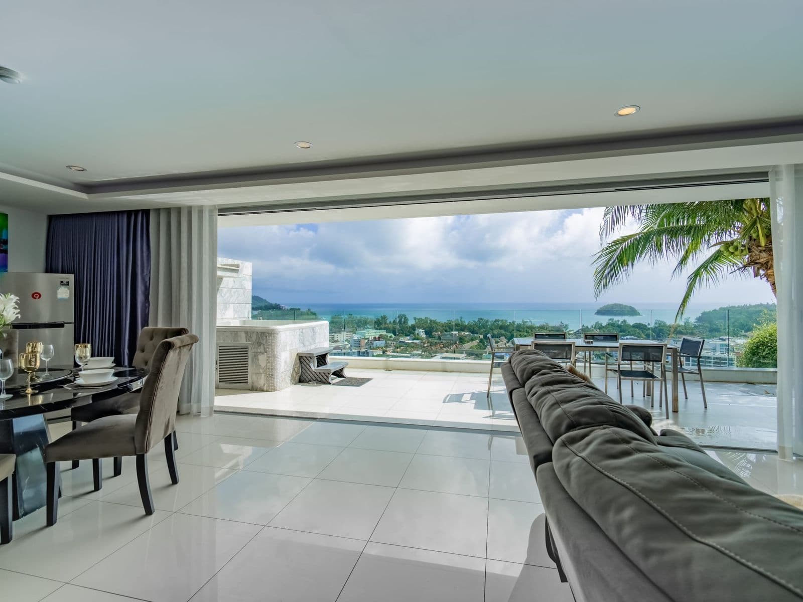 2 Bedrooms view condominium resale — photo 2