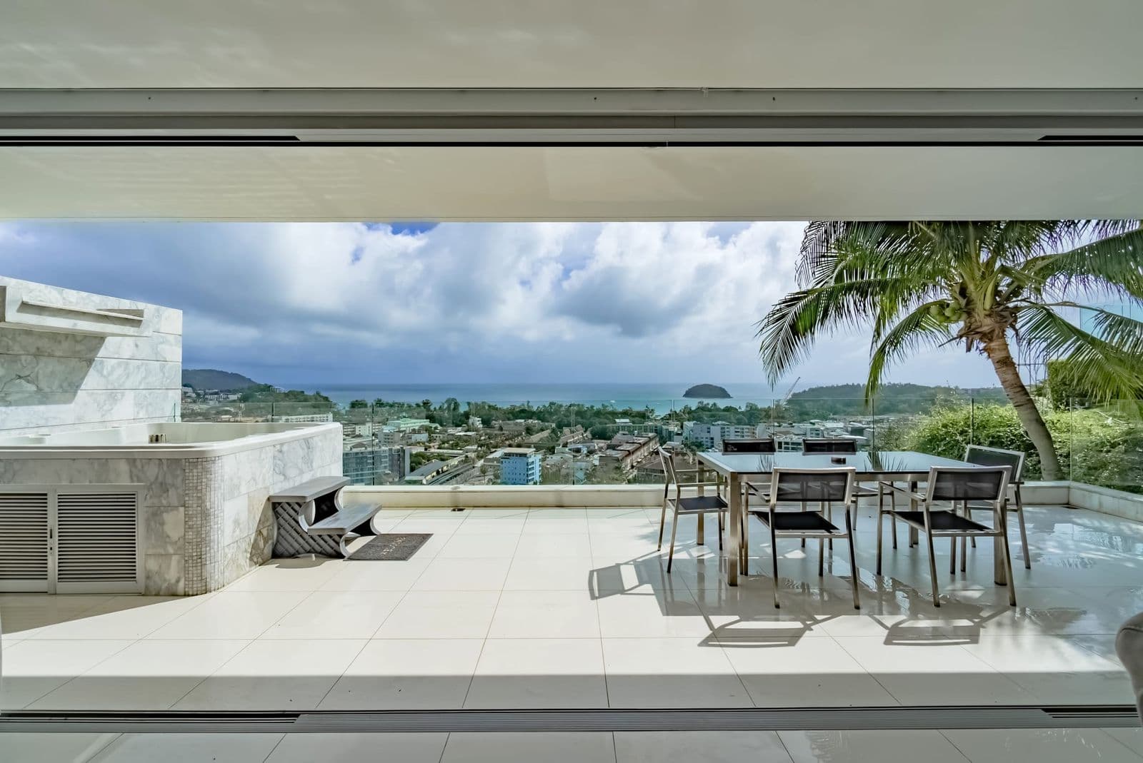 2 Bedrooms view condominium resale — photo 1