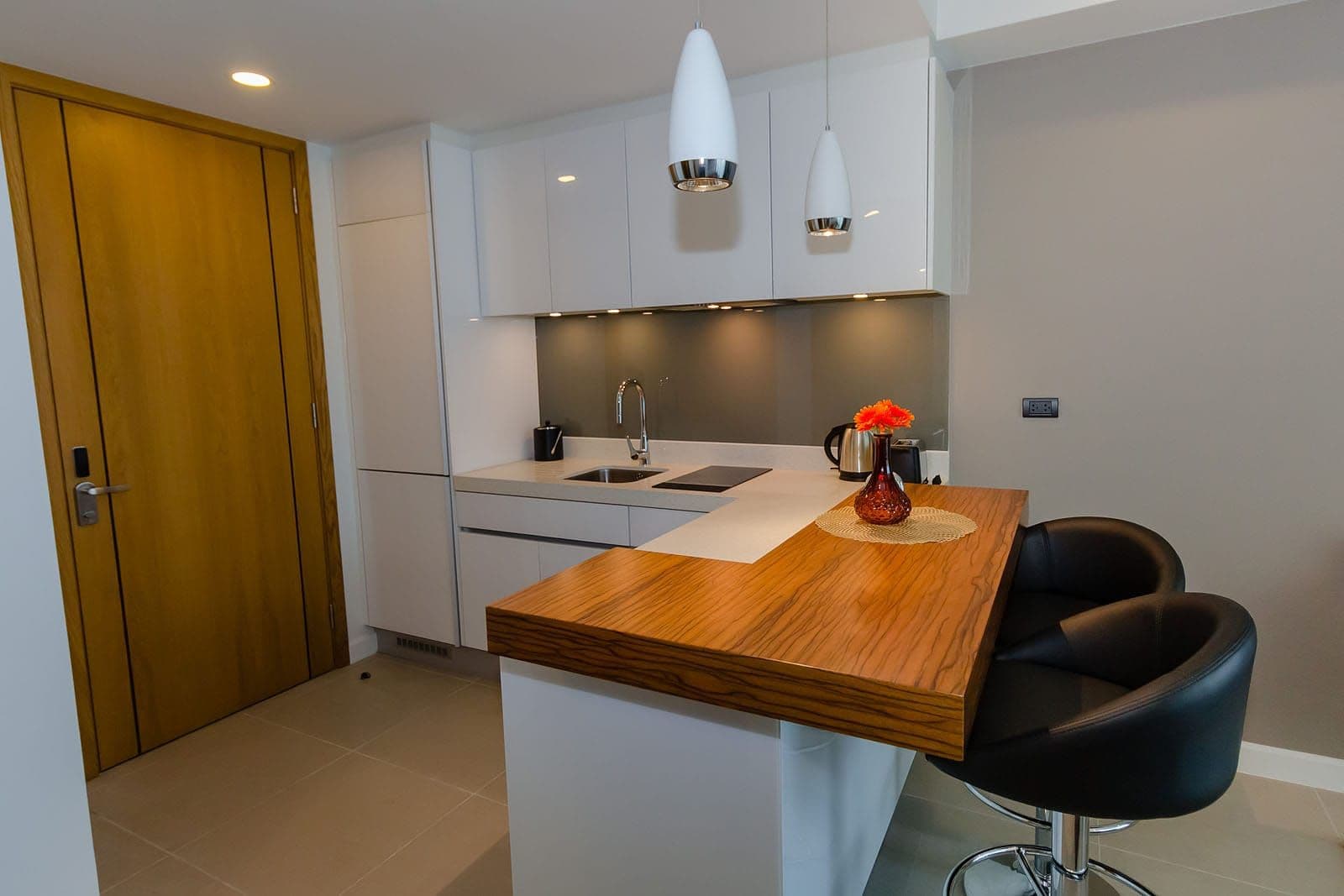 1 Bedroom Ocean stone resale — photo 3