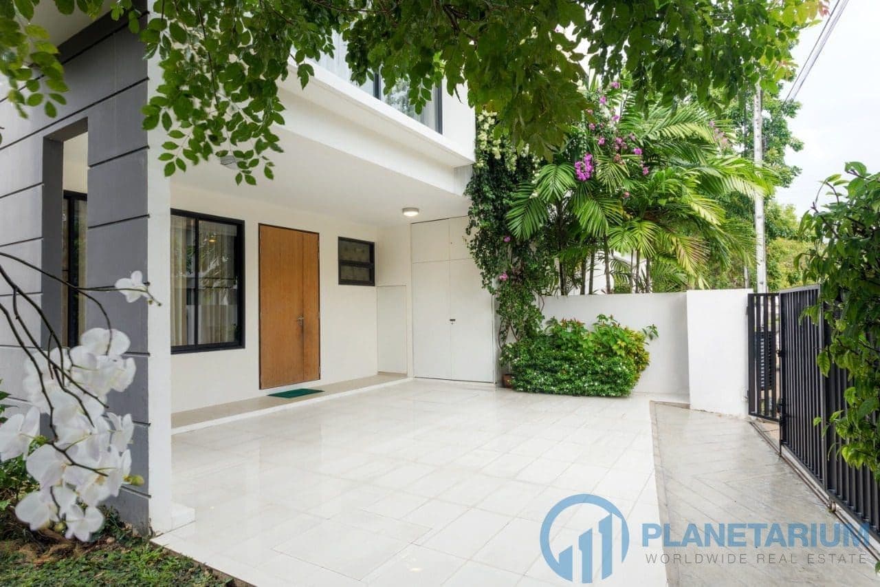 Resale Townhouse in complex laguna park — photo 1