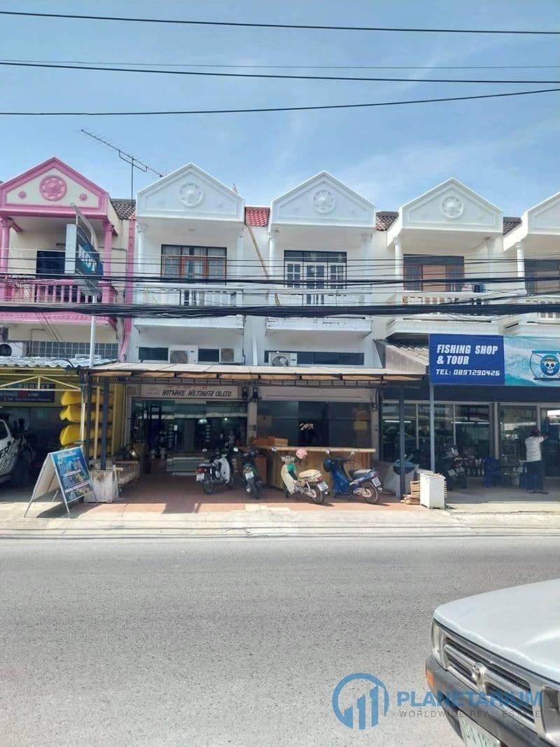 2 Building commercial resale — photo 1