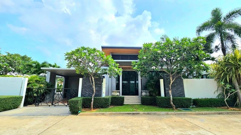Luxury 3 bedroom pool villa in naiharn resale — photo 1